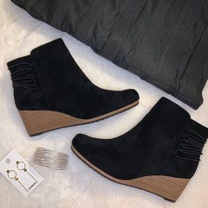 Dr. Scholl’s black wedges